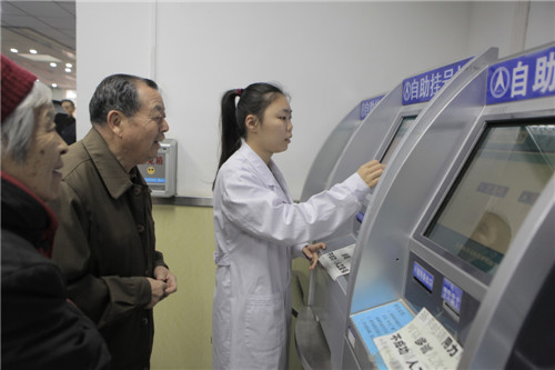 協助老人(ren)自助挂号.jpg