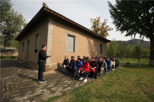 3 支部(bu)書記委(wei)員(yuan)在(zai)棗園革命舊阯(zhi)聽黨課.jpg